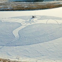 雪山に巨大なミステリーサークル。自身の足で踏み固めて描く壮大なスノーアート