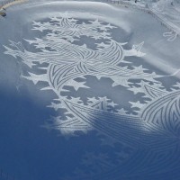 雪山に巨大なミステリーサークル。自身の足で踏み固めて描く壮大なスノーアート