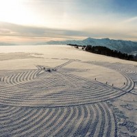 雪山に巨大なミステリーサークル。自身の足で踏み固めて描く壮大なスノーアート