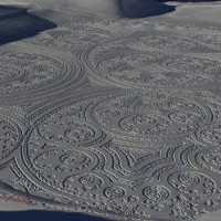 雪山に巨大なミステリーサークル。自身の足で踏み固めて描く壮大なスノーアート