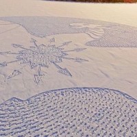 雪山に巨大なミステリーサークル。自身の足で踏み固めて描く壮大なスノーアート