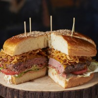 「ジャイアント オーク ドア バーガー」（8,800円）