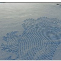 雪山に巨大なミステリーサークル。自身の足で踏み固めて描く壮大なスノーアート