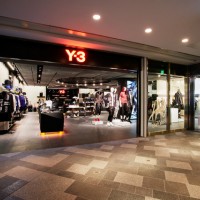 Y-3が国内最大店を表参道ヒルズ本館地下1階にオープン