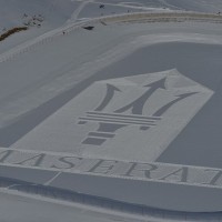 雪山に巨大なミステリーサークル。自身の足で踏み固めて描く壮大なスノーアート