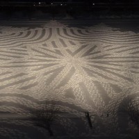 雪山に巨大なミステリーサークル。自身の足で踏み固めて描く壮大なスノーアート