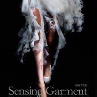 ファッションデザイナーでアーティストの松居エリが作品集『Sensing Garment 感覚する服』を出版