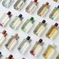 「エルメッセンス」コレクションの中から好きな香り4種類をセットにできる「ノマードスプレー」（15ml×4本セット／1万9,200円）を用意