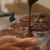 チョコになる前のペースト状のカカオ豆を試食