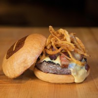 ロサンゼルス発のハンバーガーレストラン、「UMAMI BURGER(R)」の日本進出第1号店が16年秋冬にオープン