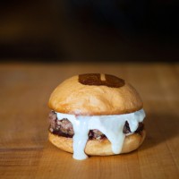 ロサンゼルス発のハンバーガーレストラン、「UMAMI BURGER(R)」の日本進出第1号店が16年秋冬にオープン