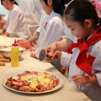 サルヴァトーレ クオモで石窯焼きの本格的なピッツァ作りを体験ワークショップを実施