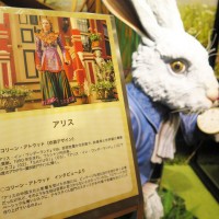 「アリス・イン・ワンダーランドの世界 at GINZA MITSUKOSHI」が28日まで銀座三越で開催中