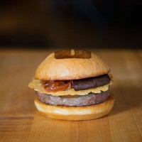 ロサンゼルス発のハンバーガーレストラン、「UMAMI BURGER(R)」の日本進出第1号店が16年秋冬にオープン