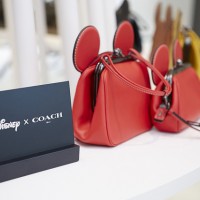 コーチがディズニーとコラボレートした限定コレクション「Disney × Coach」を発売