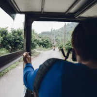 トラックの荷台に乗り込み、雑多な荷物と一緒に荷台から眺める景色が大好きだ