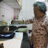 畑には、空芯菜や芋の蔓など。基本は自分用だけど、たくさんできると売りに行くそう