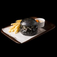 まっくろバーガー（税込1,380円）／ミュージアム カフェ & レストランTHE SUN & THE MOON