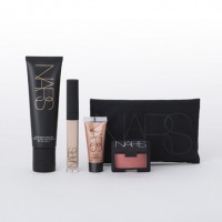 ナーズがベースメーキャップ製品のトップセラー2点をセットした「NARS ベースメーキャップキット 2016 Summer」（8,600円）を発売