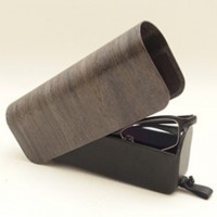 ストーリオの「AvanWood メガネケース スライド型」／ブラック（1万8,500円）
