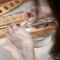 菓子木型の伝統工芸士が木型を使って和三盆を制作