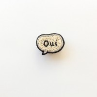 Oui(はい)のブローチ（1万6,000円）