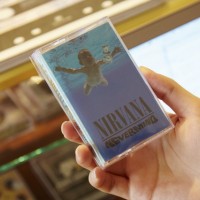 NIRVANAの「NEVER MIND」もジャケットデザインがカセット仕様