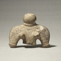 岩偶　縄文時代晩期　B. C. 800年頃　15.9×19.3×5.2cm〔1958 年蒐集〕