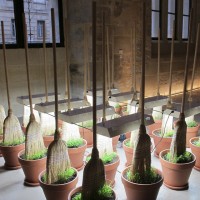 Sans titre ｜2013ほうき、素焼きの植木鉢、土、ランプ｜サイズ可変Brooms, clay pots, soil, lamps ｜Dimensions variable