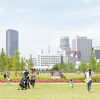 東京タワーやオフィスビルの美しい夜景とともに広大な芝生の上に設置された巨大スクリーンで映画が楽しめる定期開催型の屋外シアターイベント「品川オープンシアター」が開催