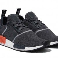 「エヌ エム ディーアール ワン（NMD_R1）」（1万4,990円）