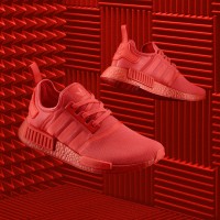 「NMD_R1」／ソーラーレッドカラー（1万5,990円）