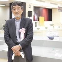 審査・鑑査委員の白幡明さんの「剥貫蓮弁の蓋物」。木を削るようにガラスを削り出し、ガラスの柔らかさを表現