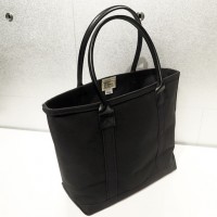 BLACK ON BLACK TOTE BAG M 32×44×4.5cm 1万7,600円／L.L.Bean