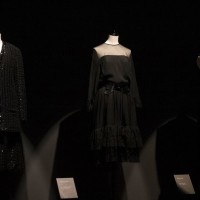 グレース・ケリーのクローゼットの中から、シャネルやディオールのドレス、希少な“ケリー”バックなど展示。世界初公開のティアラも