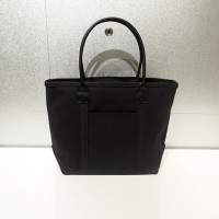 BLACK ON BLACK TOTE BAG M 32×44×4.5cm 1万7,600円／L.L.Bean