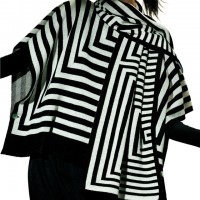 「SQUARE STRIPE KNIT」（トップス／2万2,000円、ストール／1万8,000円）