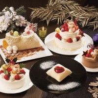 手前中央から時計回りに)ハートフル“ノエル”、クリスマスショートケーキ(生クリーム)、ブッシュ・ド・ノエル、 プール モン シェール、クリスマスショートケーキ(チョコレートクリ