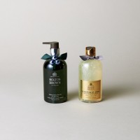 モルトンブラウンの「ジュニパーベリー＆ラップパイン ハンドウォッシュ」（300ml／3,56円）と「フェスティブ ヴィンテージ 2016 エルダーフラワー バス＆シャワージェル」（300ml／4,536円）