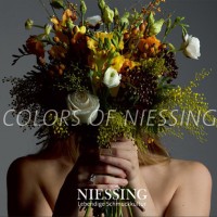 ニーシングが青山のニーシング東京にて展示会「COLORS OF NIESSING」を開催