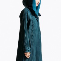 COAT 5万4,000円、SNOOD (L /フードの内側で着用) 1万2,000円