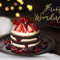 ジェイ・エス・パンケーキ カフェが苺やラズベリーを贅沢に使ったフローズンパンケーキ（1,480円）を提供