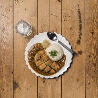 肉山×グロリアスチェーンカフェの「自家製ハムのハムカツカレー」（1,000円）