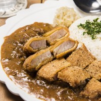 肉山×グロリアスチェーンカフェの「自家製ハムのハムカツカレー」（1,000円）