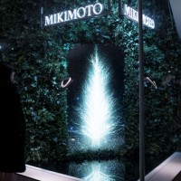 チームラボがミキモト銀座2丁目本店のショーウィンドウにてインタラクティブ作品「Sparkling Dream Tree by teamLab」を展示