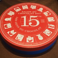 「Les Gens du Chocolat | ショコラな人々」のボックス。各シェフからの一言メッセージ入りのリーフレットが付属する