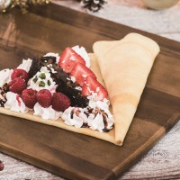 カフェクレープ（CAFE CREPE）はチョコレートケーキと苺、フランボワーズを使ったクレープ「ノエルショコラ」（税込640円）