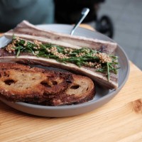 こちらもフランスでよく食べられている牛の脊髄。程よい酸味を与える大粒のマスタードシードと一緒に、スプーンですくって食べます