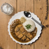 肉山×グロリアスチェーンカフェの「自家製ハムのハムカツカレー」（1,000円）