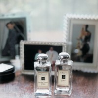 左から)ネクタリン ブロッサム＆ハニー コロン 100mL  1万6,000円、レッド ローズ コロン 100mL 1万6,000円／ジョー マローン ロンドン